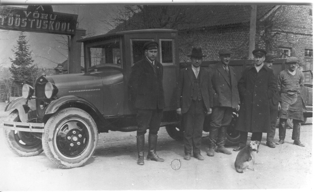 Foto (negatiiv). Veoauto Ford- A  Võru Tööstuskoolis valmistatud kabiini ja veokastiga 1931.a.