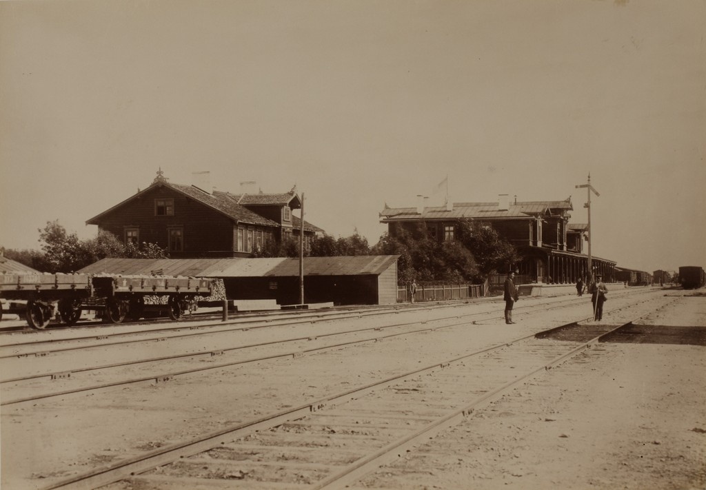 Tartu raudteejaam rööbaste poolt vaadatuna / Tartu train station, rail side view