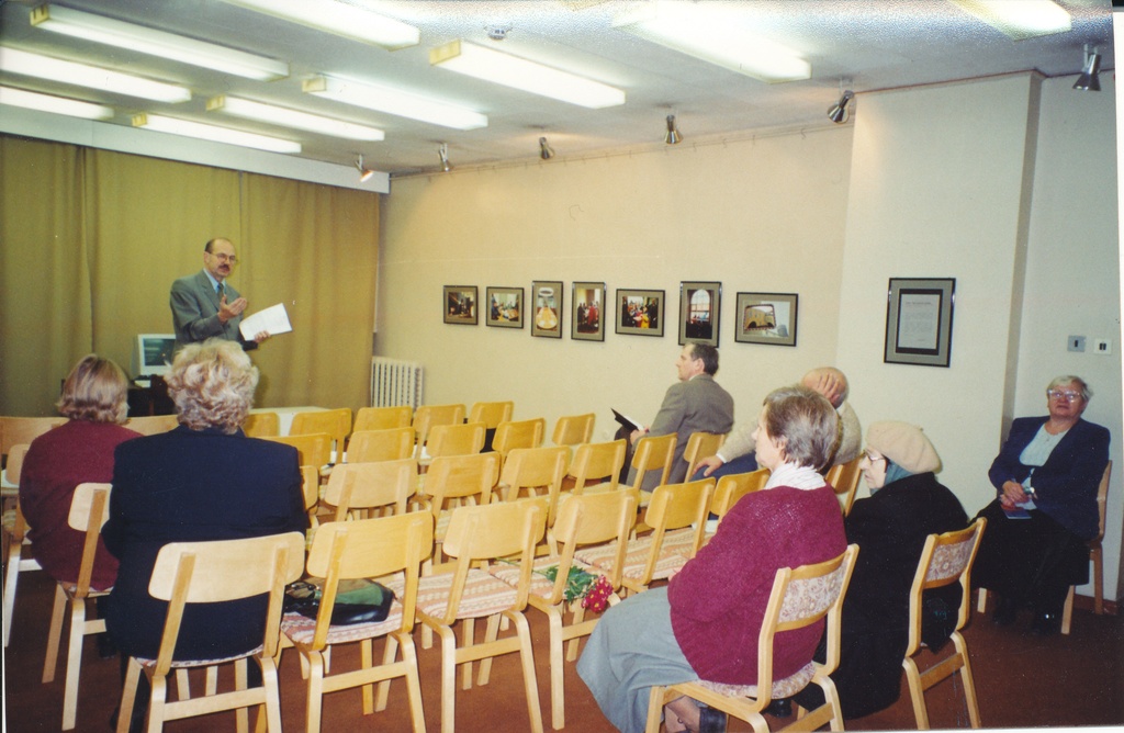 Foto. Näitus Meie mehed Toompeal Võrumaa muuseumis 2001, kohtumine Elmar-Johannes Truuga.