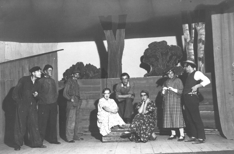 Foto. Stseen "Kandle" teatri lavastusest "Romaan"