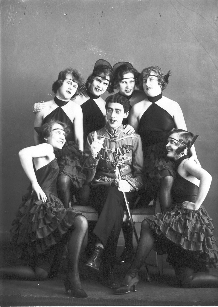 Foto. "Kandle" teatri tantsutrupi naised operetis "Silva".