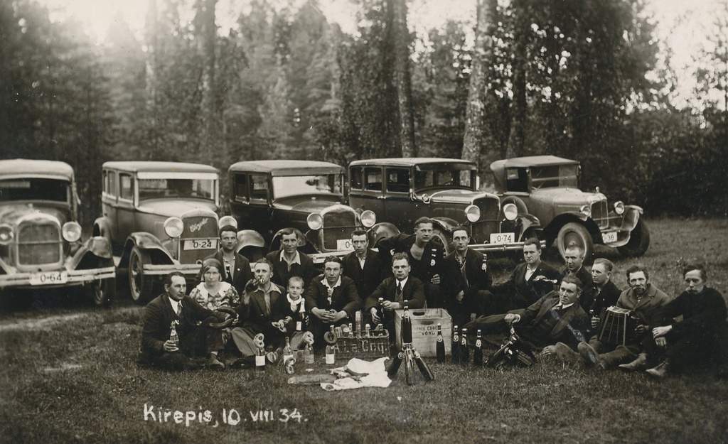 Foto.  Võru taksojuhid ja mehhaanikud   Kirepil Võru Vabatahtliku Tuletõrje Ühingu peol 10.augustil 1934.a. Paremalt teine lõõtsaga August Teppo.