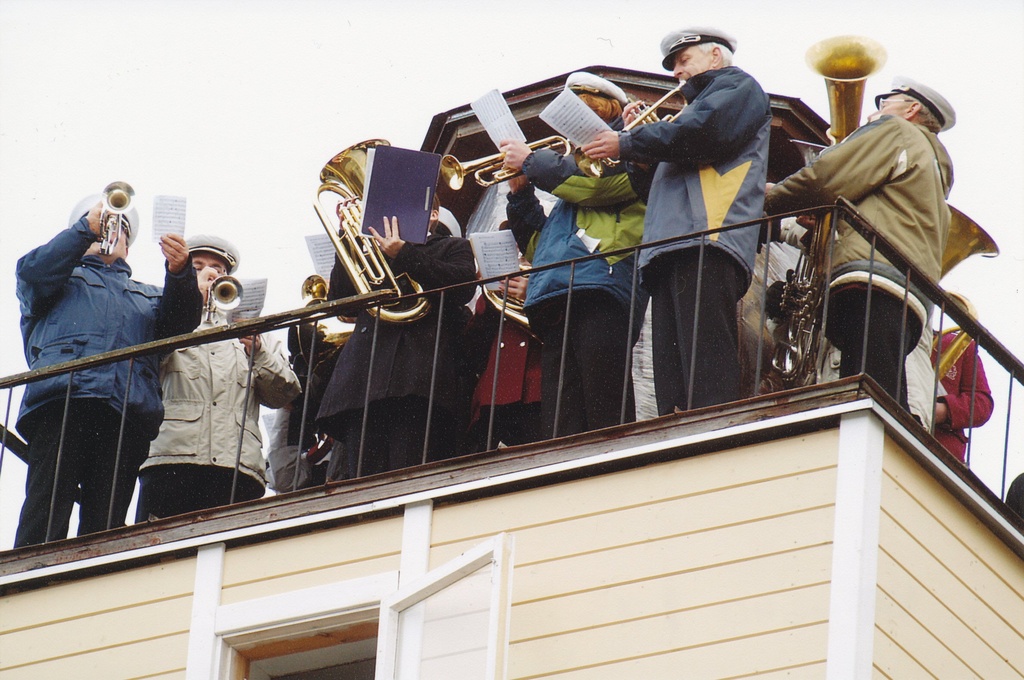 Foto. Võru Tuletõrje Maja tornis mängib orkester "Kungla" 20.oktoobril 2007
