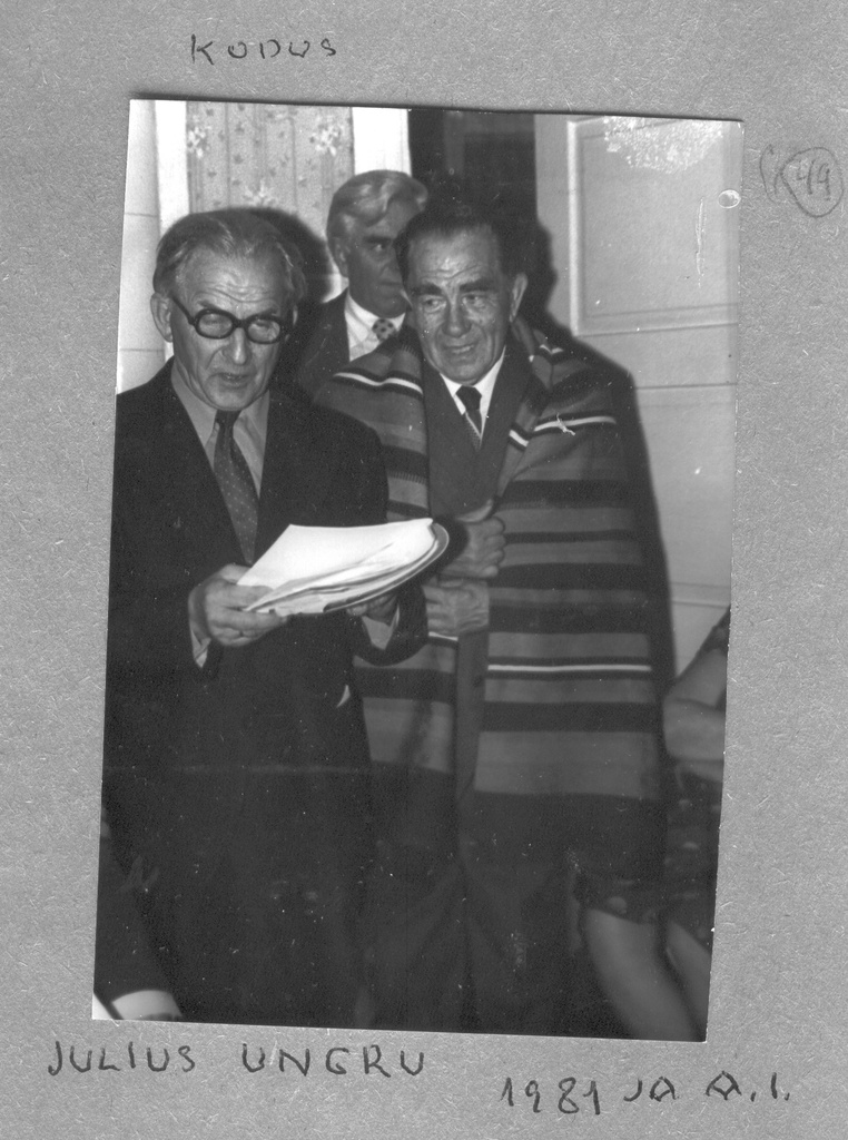 Fotoalbum. Ivask, Albert 75. sünnipäev septembris 1981.a kodus, õnnesoovid annab edasi VÕSi- lõpetaja  1932.a. Rakvere Semiaris Julius Ungru.