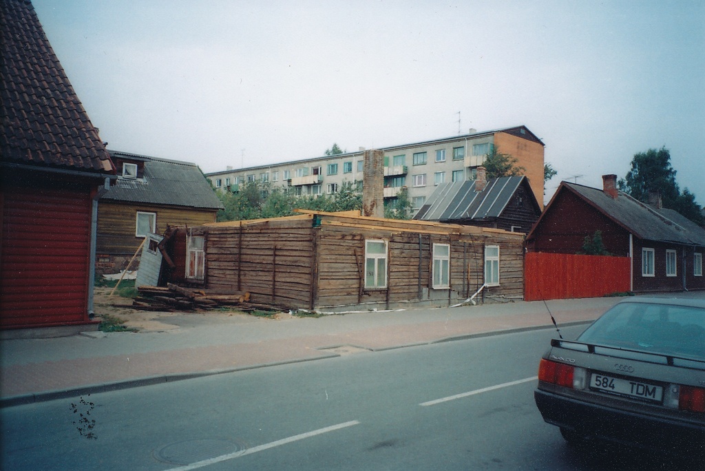Foto. Hoone Paju t.10 renoveerimise käigus 08.septembril 2005.a. ( katuseta)