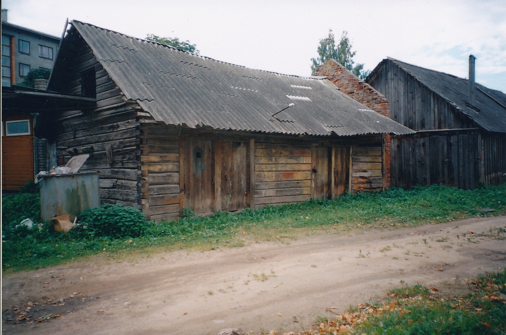 Foto. Kreutzwaldi 66 hoone ait 27.septembril 2004.a. ( lammutati 20-21.juunil 2008)
