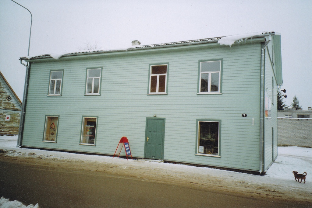 Foto "Renoveeritud hoone Paju t.7" 11.jaanuaril 2006.a.( alumisel korrusel töötab raamimistöökoda).