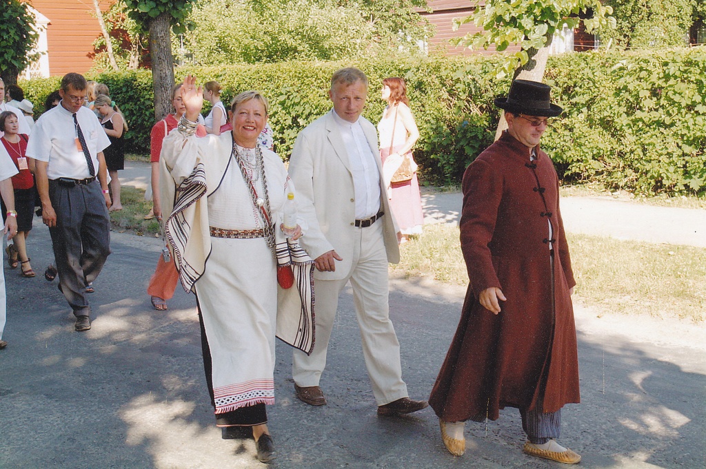 Foto. Võru XII Folkloorifestivali rongkäigus maavanem Ülo Tulik , linnapea Ivi Eenmaa ja Andres Visnapuu 13.juulil 2006