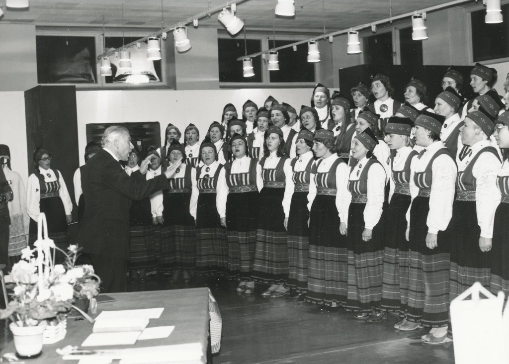 Foto. Võru Koduloomuuseumi hoone avamine 10.veebruaril 1983.a. Esineb naiskoor Kannel Aleksander Krulli juhatusel.