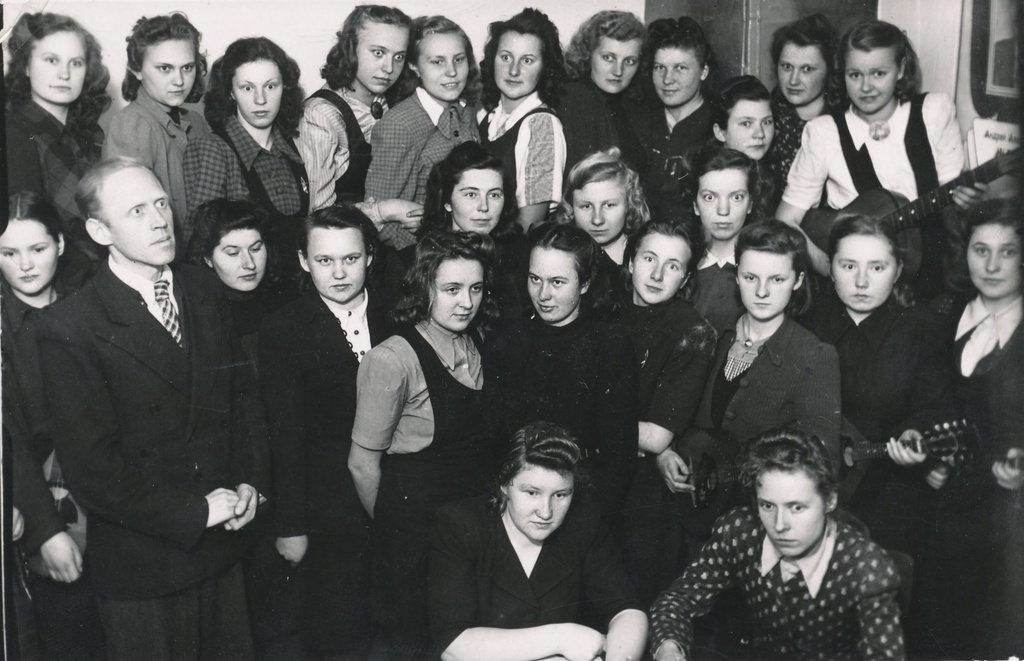 Foto. Võru I Keskkooli tütarlastekoor Paul Elkeni juhatusel  1947.a.