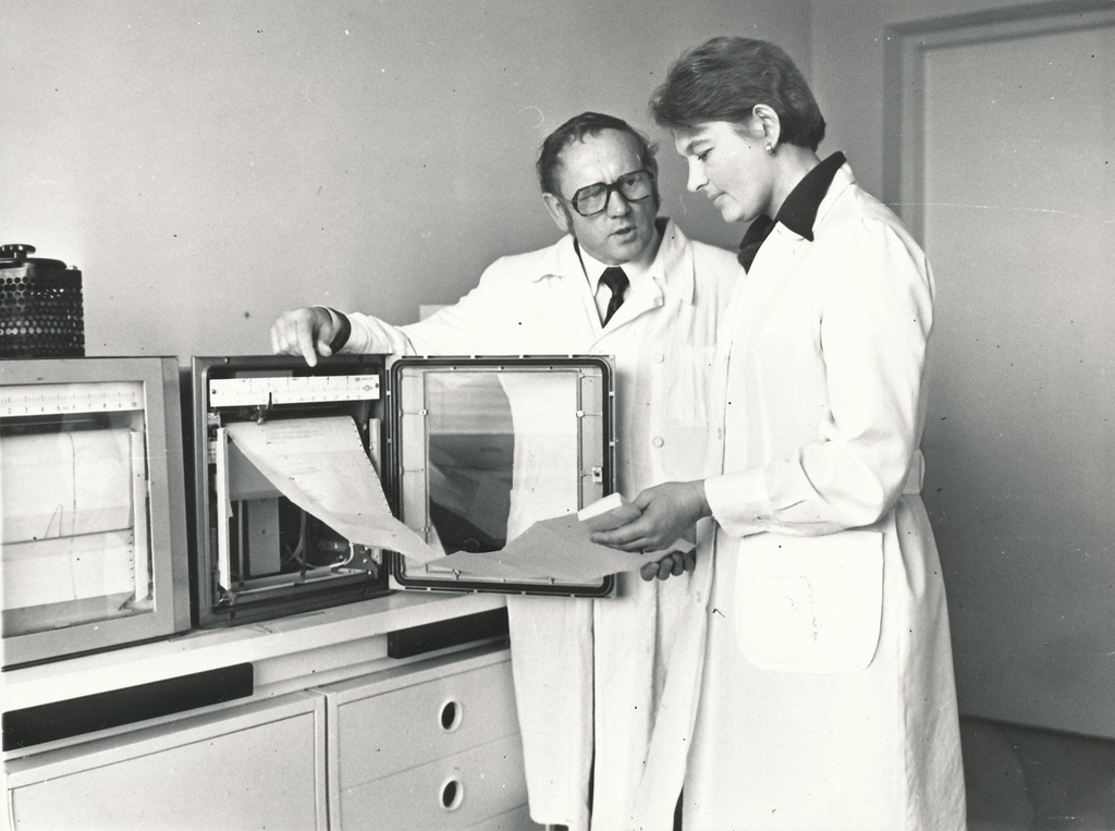 Foto. Veterinaarteaduste kandidaat ,Eesti Maaviljeluse ja Maaparanduse Teadusliku Uurimise Instituudi  biokeemilise analüüside grupi juhataja   Linnutaja, Ants tööl laboris 1984.a.