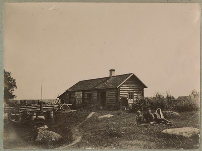 Taluõuel istuvad lapsed / Children sitting on a farmyard  duplicate photo