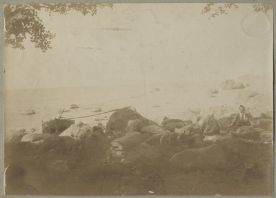 Kalurinaised rannas töötamas / Fishermen’s wives working on the beach  duplicate photo