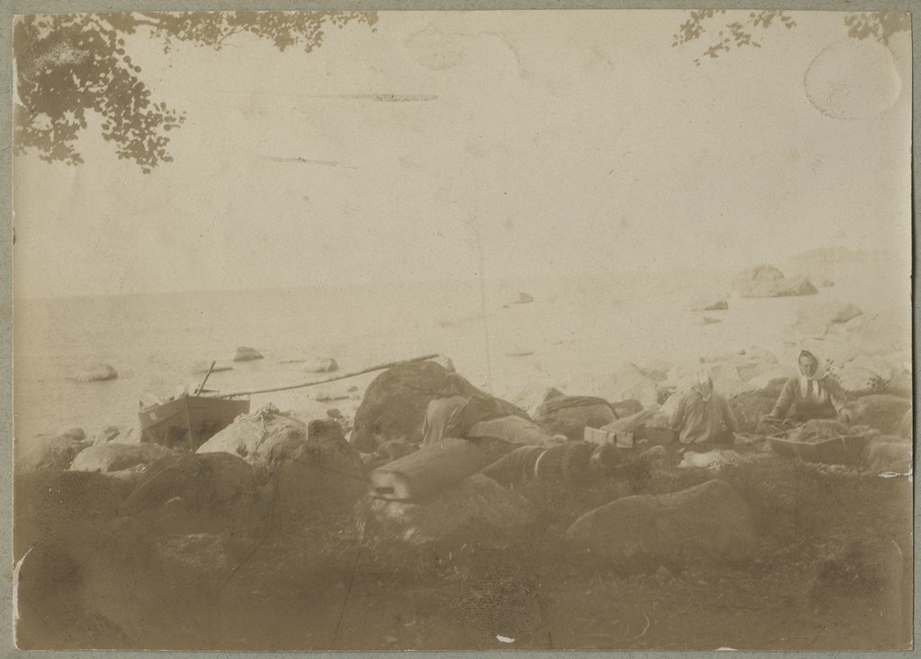 Kalurinaised rannas töötamas / Fishermen’s wives working on the beach