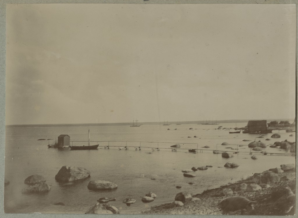 Ässa talu rand supelmajaga / The beach around Ässa farm with the bathhouse