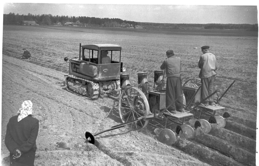 Foto. Põlva rajooni Eestimaa K(b)P VI kongressi nim. põllumajanduslikus artellis on kartulipanek masinaga "SKG-4" 8.juuni 1955