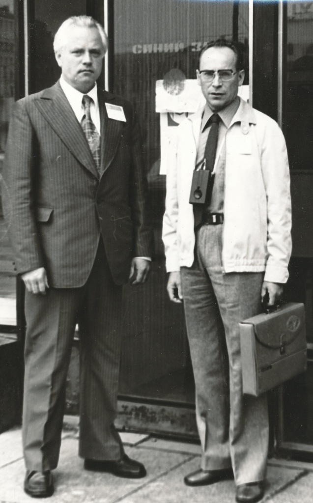 Foto. Dotsent Hanno Kübar ja professor J. Frewein Ðveitsist Moskvas 21. ülemaailmsel veterinaariakongresil 1979.a. juulis.