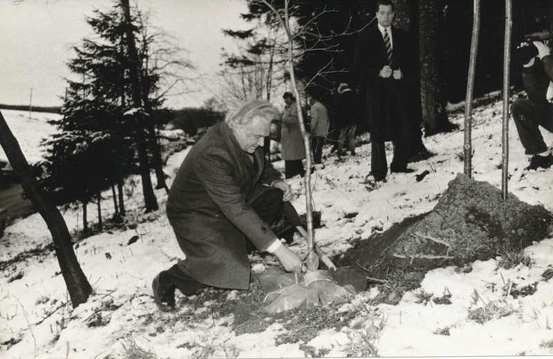 Foto. 21.04.1991.a. Maapäev Haanjas, puud istutabArnold Rüütel.