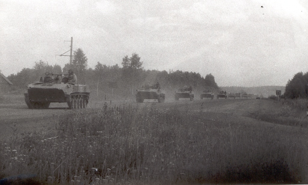 Foto. 22.08.1991.a. dessantväelased teel Eestimaalt koju.