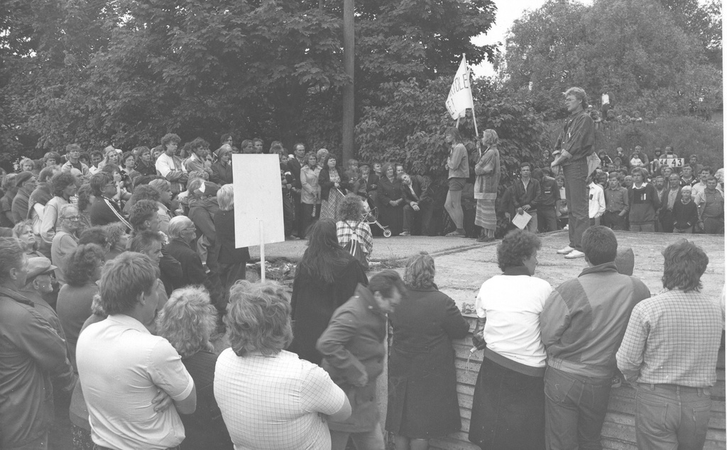Foto 14.juunil 1988.a. Põlva raudteejaamas küüditamise aastapäeval kõneleb Mati Vilu.