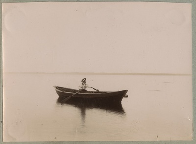 Naine aerupaadiga merel / A woman with a rowing boat on sea  duplicate photo