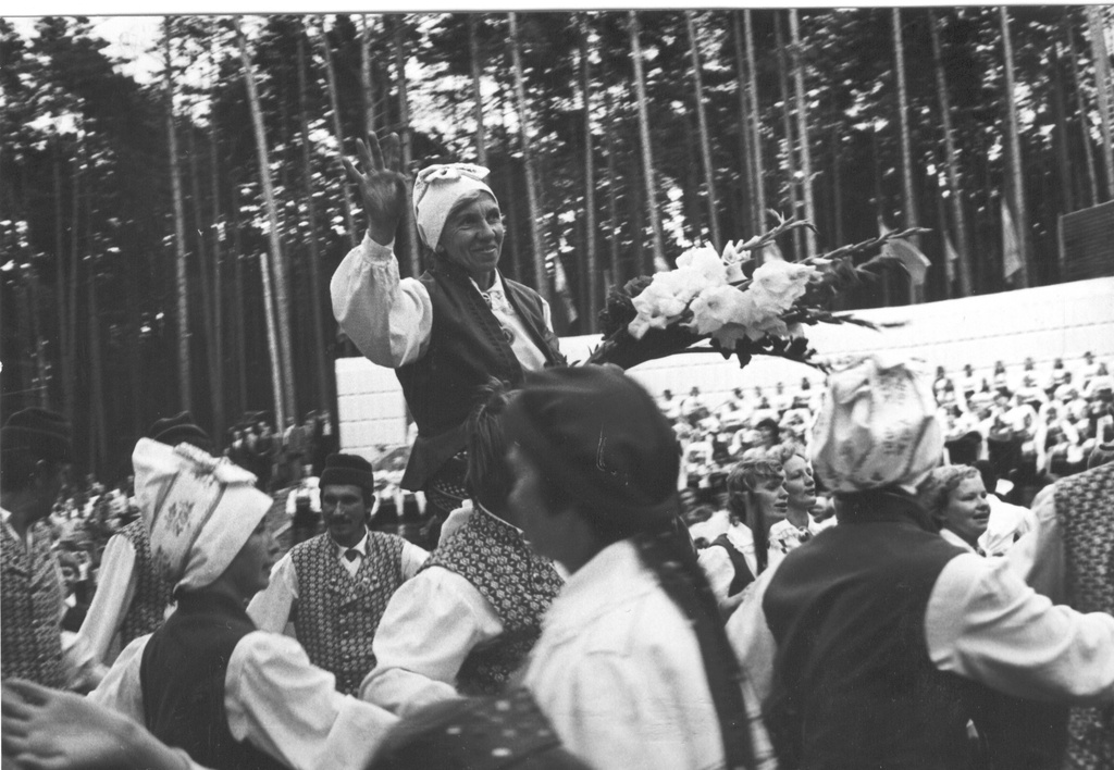 Foto. Laine, Karin Rõuge  rahvatantsujuht  tantsijate keskel Kubija lauluväljakul 12.augustil 1984.a.