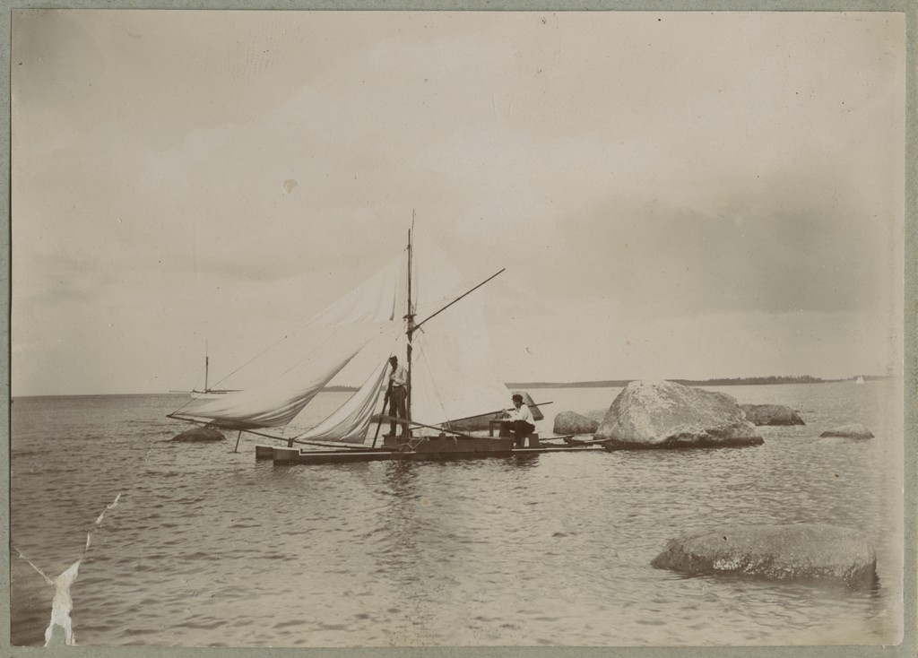 Katamaraan rannikumeres / A catamaran in coastal sea