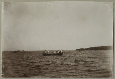 Suvitajad aerupaadiga merel / Vacationers on sea with a rowing boat  duplicate photo