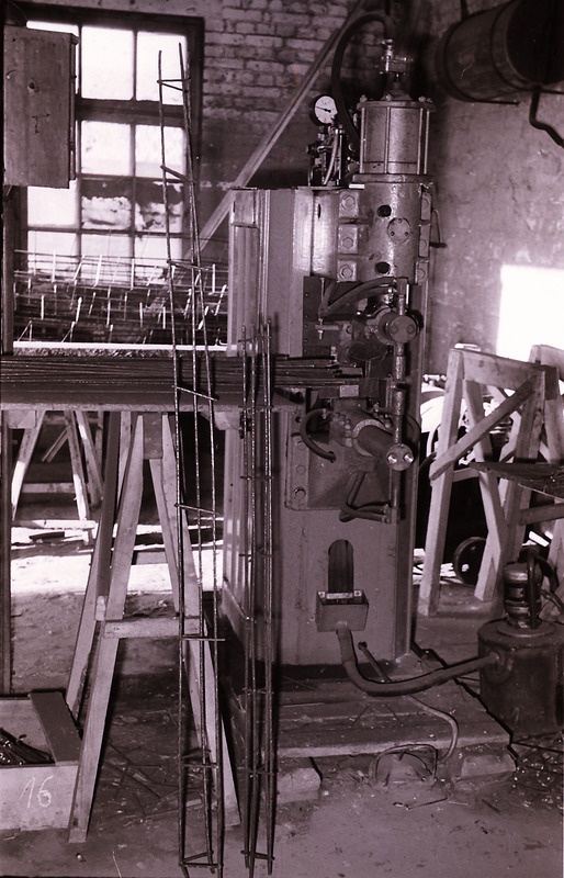 Punktkeevitusagregaat raudbetoondetailide armatuuri keevitamiseks Valga KEK-is. Saadud 1963. a.