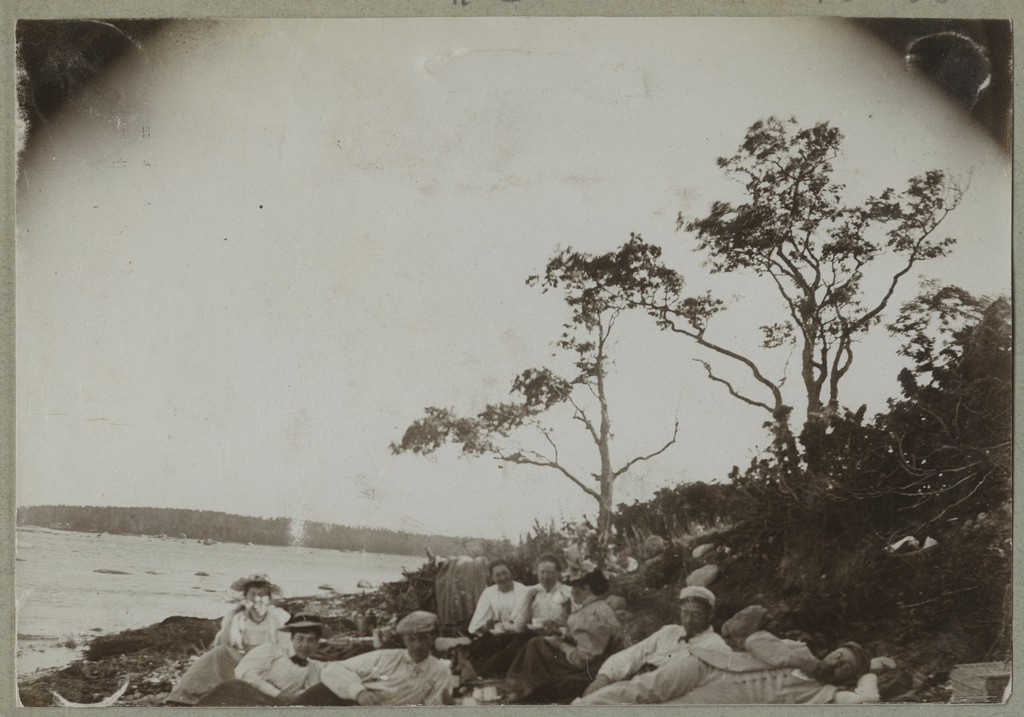 Suvitajad rannas lamamas / Vacationers lying on the beach
