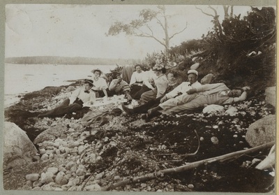 Suvitajad rannas piknikut pidamas / Vacationers picnicking on the beach  duplicate photo