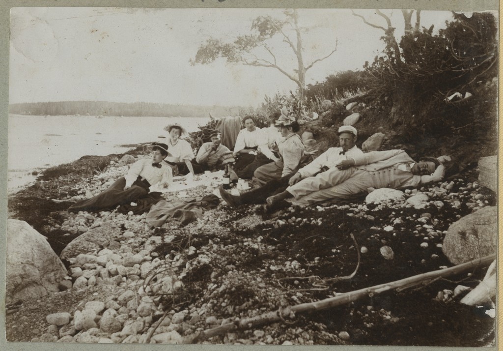 Suvitajad rannas piknikut pidamas / Vacationers picnicking on the beach