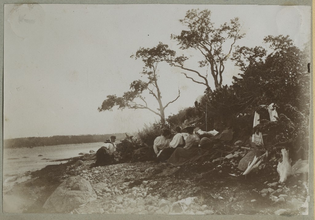 Suvitajad rannas lamamas / Vacationers lying on the beach