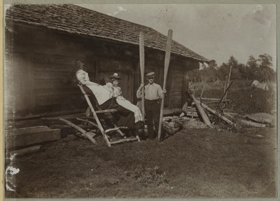 Seltskond taluõuel poseerimas / A group posing on a farmyard  duplicate photo