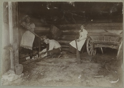 Seltskond vankrikuuris toimetamas / A group working in a carriage house  duplicate photo