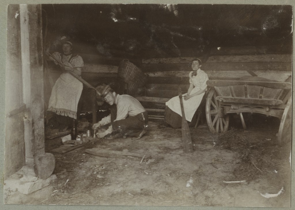 Seltskond vankrikuuris toimetamas / A group working in a carriage house