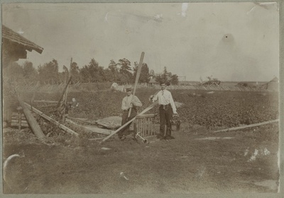 Kaks meest aerude ja puuämbriga / Two men with oars and a wooden bucket  duplicate photo