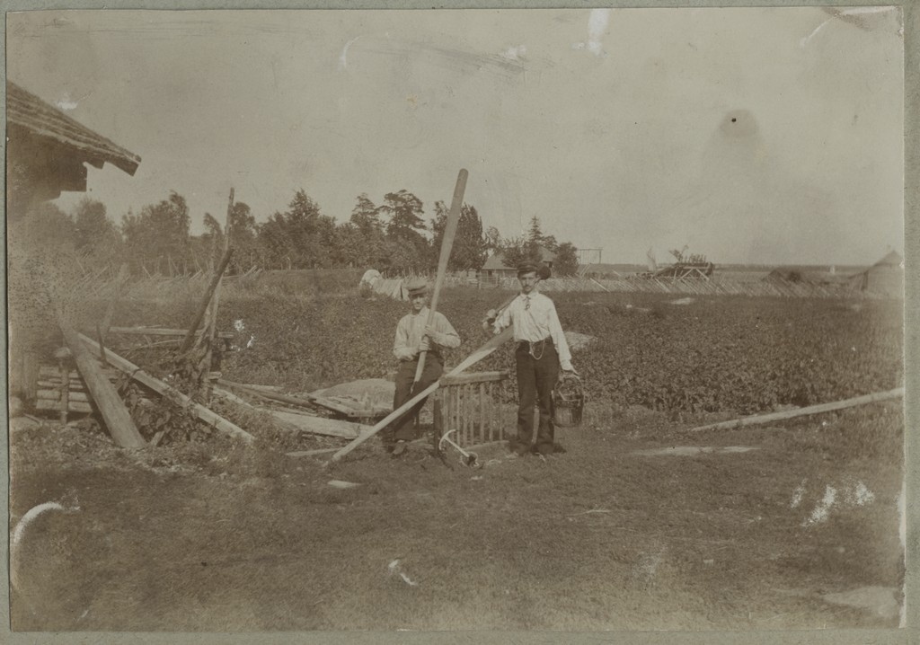Kaks meest aerude ja puuämbriga / Two men with oars and a wooden bucket