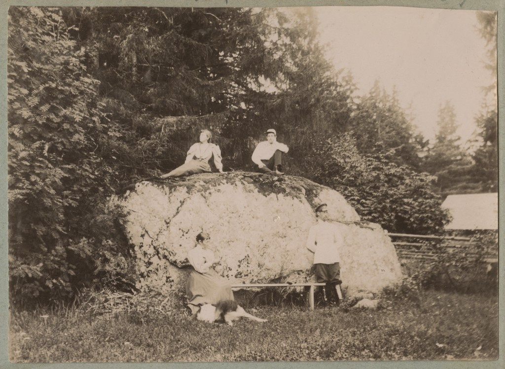 Seltskond rändrahnul puhkamas / A group resting on a large erratic boulder