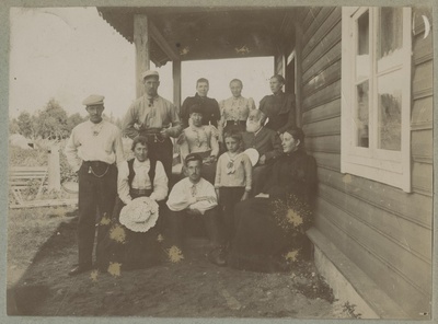 Grupp suvitajaid ukselävel / A group of vacationers on a doorstep  duplicate photo