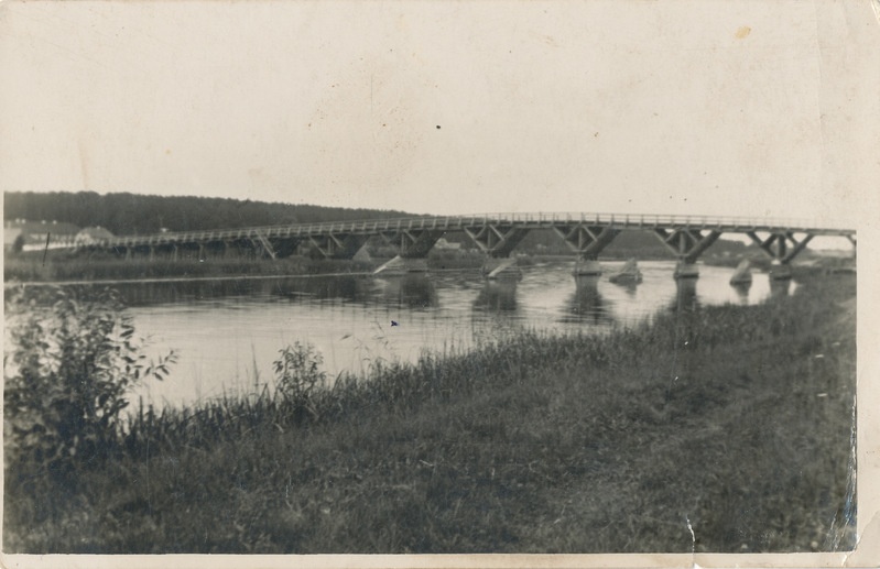 Pikasilla puusild üle Väikese Emajõe.