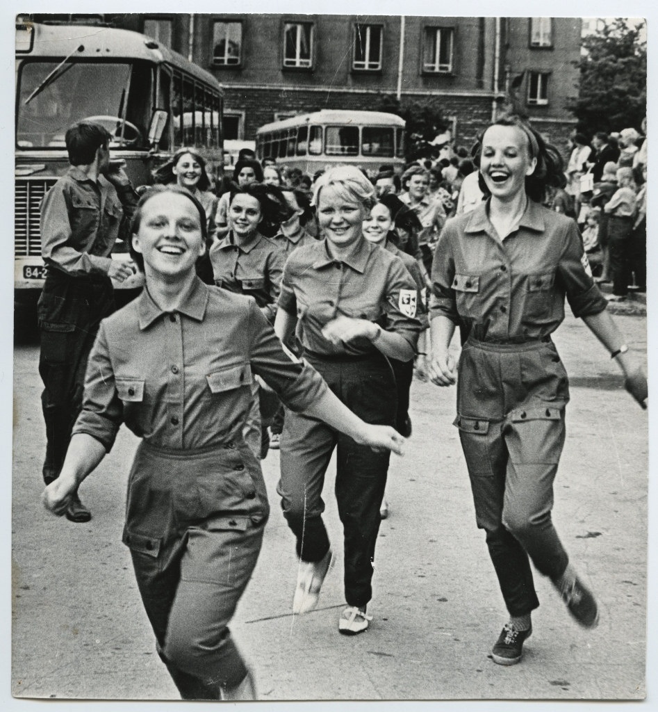 Eesti Õpilaste Töömaleva 1968 malevasuve avapäev. Malevlased Filharmoonia parklas Foto: Dmitri Prants / Opening day of the working summer 1968. Members of Estonian Secondary School Working Brigade in Philarmony parking lot. Photo by Dmitri Prants