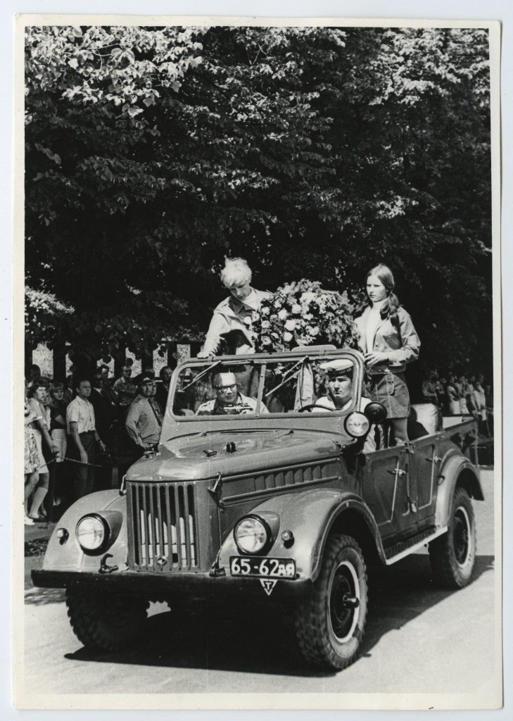 EÕM-72 Töösuve avaparaad, lilled tundmatu sõduri monumendile Tõnismäel / Opening ceremony of the working summer 1972, flowers for monment of eternal flame on Tõnismäe