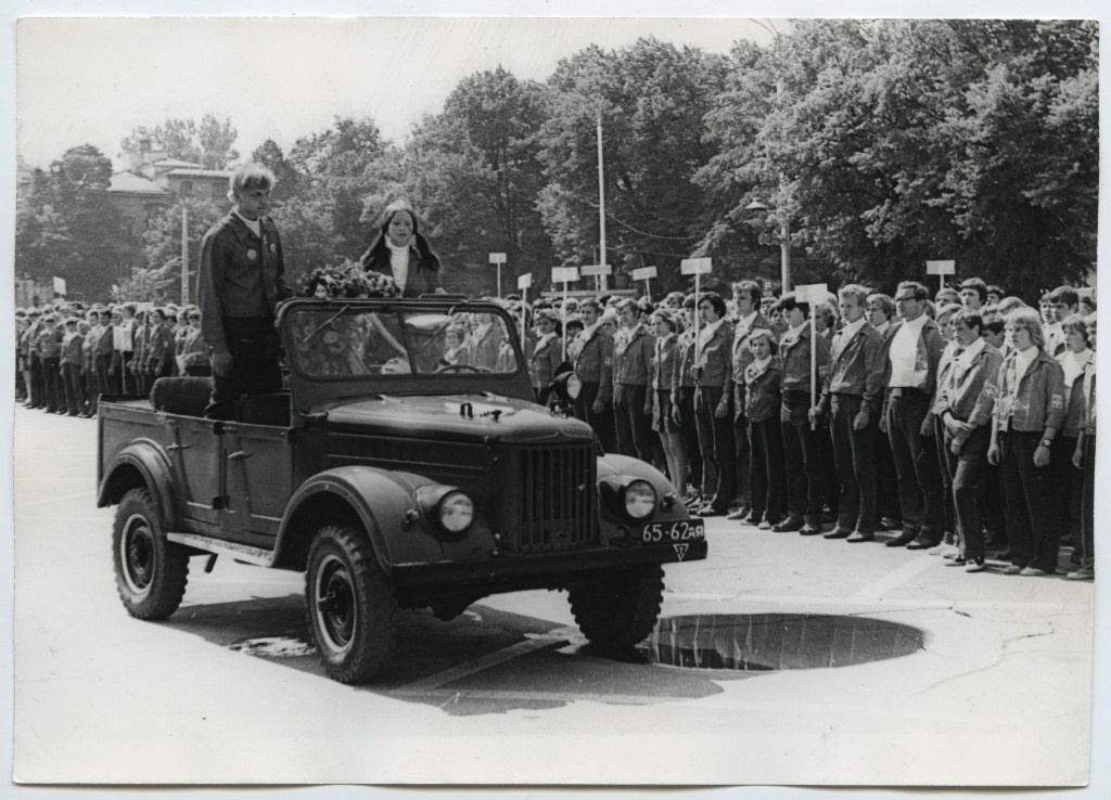 EÕM-72 Töösuve avaparaad, lilled tundmatu sõduri monumendile Tõnismäel. Foto: V. Maask / Opening ceremony of the working summer 1972, flowers for monument of eternal flame on Tõnismäe.  Photo by V. Maask