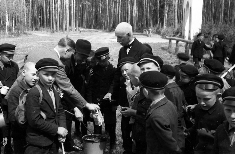 Tartu 2. algkool (Tolstoi 4; Tartu; poeglastekool) ekskursioon Elvasse? (19.05.1939?)