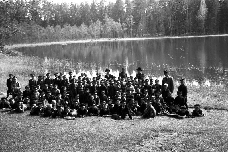 Tartu 2. algkool (Tolstoi 4; Tartu; poeglastekool) ekskursioon Elvasse? (19.05.1939?)