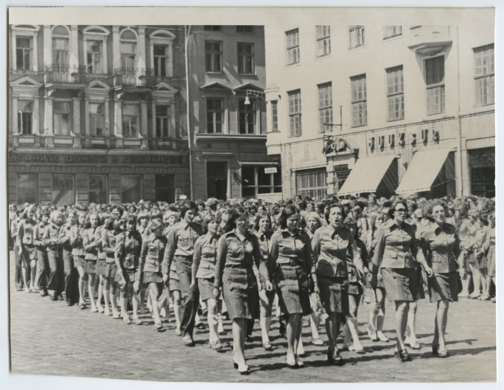 EÕM-77 Tallinna Raekoja platsile töösuve avamisele marssivad malevlased. Foto:  Uno Oksbusch  / Opening ceremony of the working summer 1977 on the Tallinn Town Hall Square. Photo by Uno Oksbusch