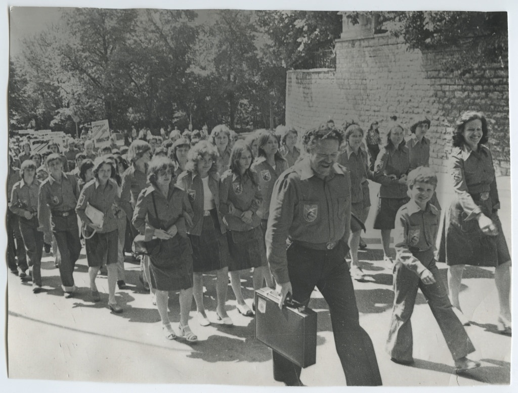 EÕM-77 Tallinna Raekoja platsile töösuve avamisele marssivad malevlased . Esiplaanil Rein Sikk sen.  / Students marching to opening ceremony of the working summer 1977 on the Tallinn Town Hall Square. Rein Sikk sen. in the foreground