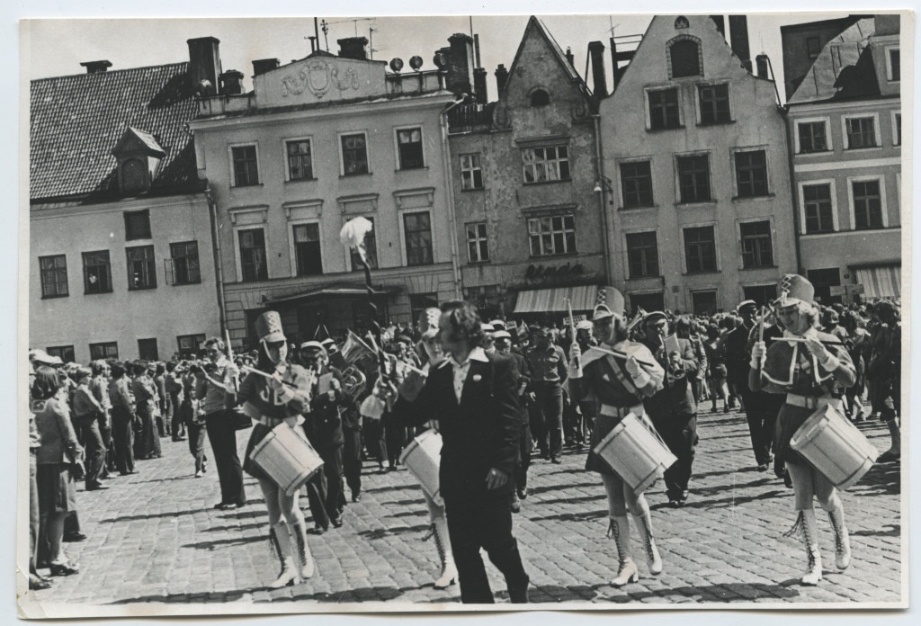 EÕM-77 töösuve avamine Raekoja platsil / Opening ceremony of the working summer 1977 on the Tallinn Town Hall Square