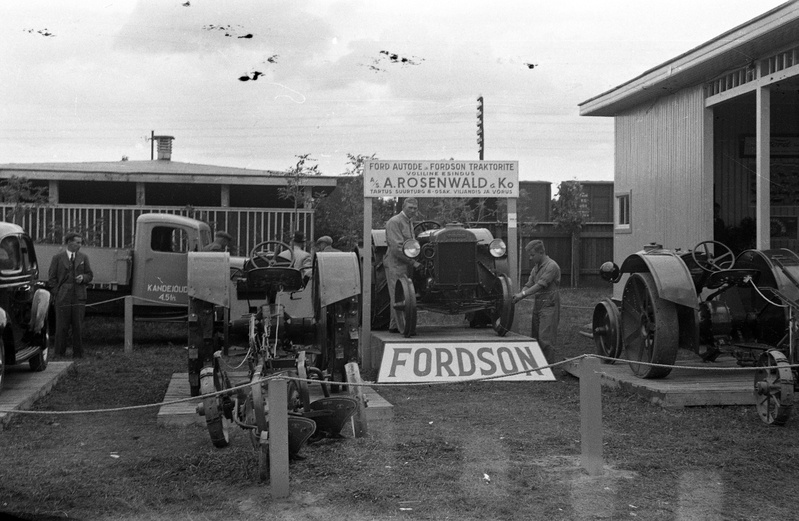 Traktor "Ford" "A.Rosenwaldi& Co" näitusepaviljonis Tartu Eesti Põllumeeste Seltsi 50.aasta juubelinäitusel